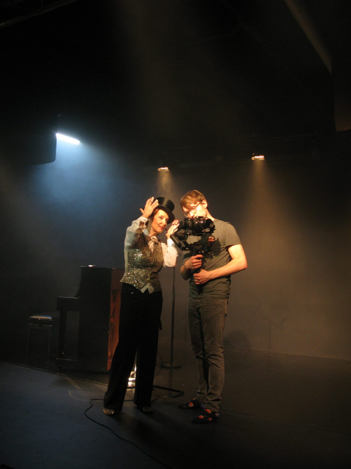 Marie Oser und Johannes Tosta, stehend, betrachten die Filmaufnahmen