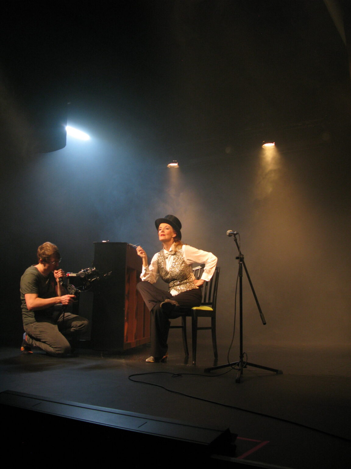 Marie Oser im Marlene-Outfit, sitzend, Kameramann kniend