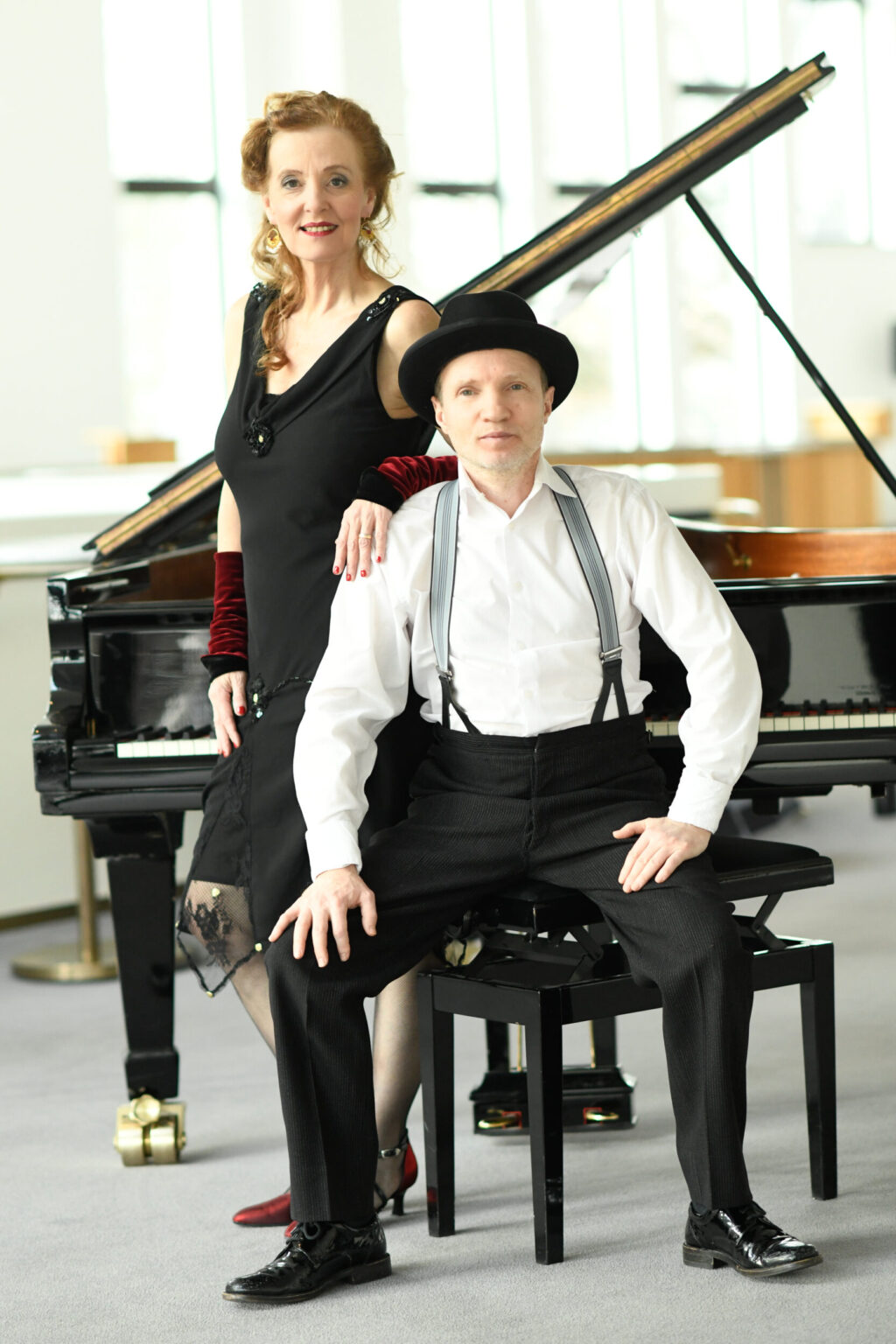 Marie Oser und Boris Gurevich stehend vor dem Flügel