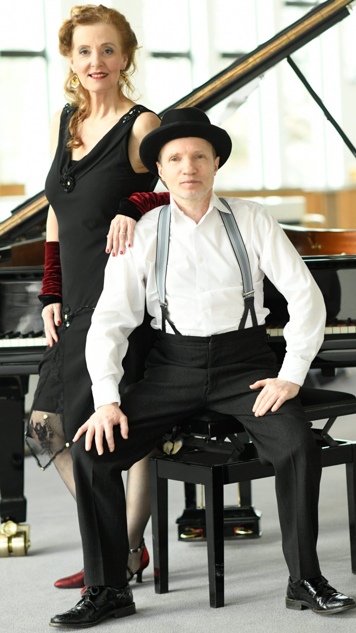 Marie Oser im schwarzen Kleid, Boris Gurevich mit Hut und Hosenträgern